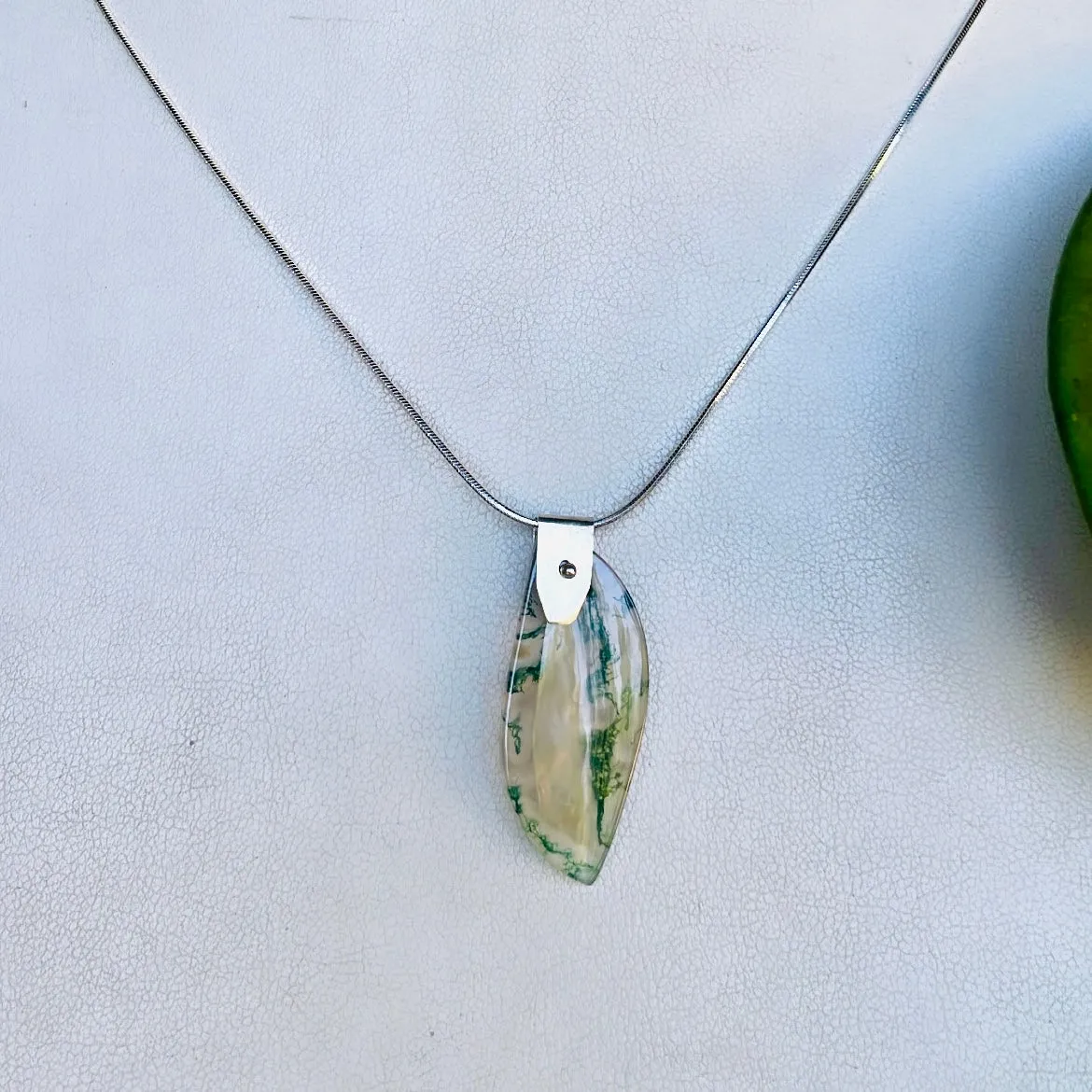 Fold necklace in moss agate