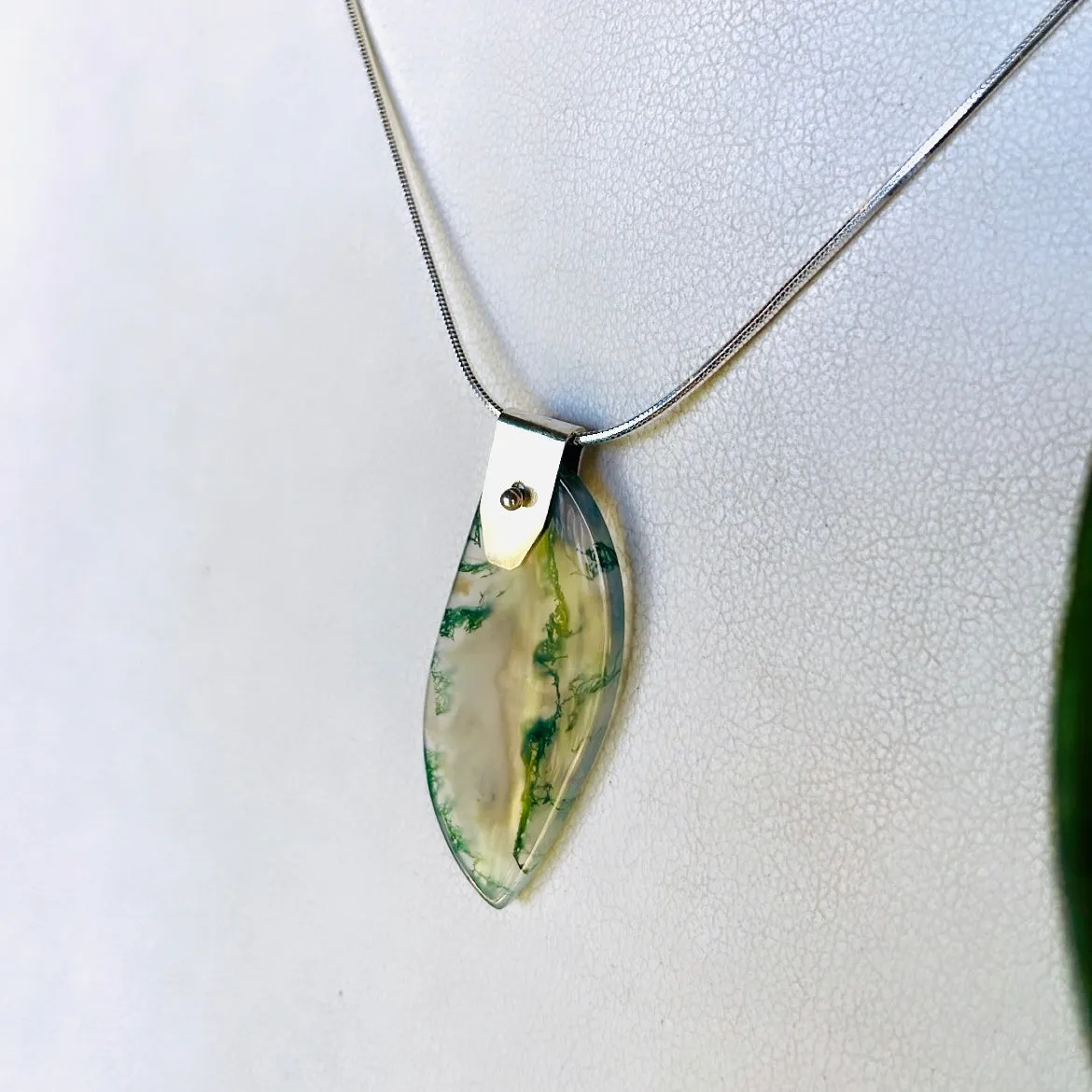 Fold necklace in moss agate