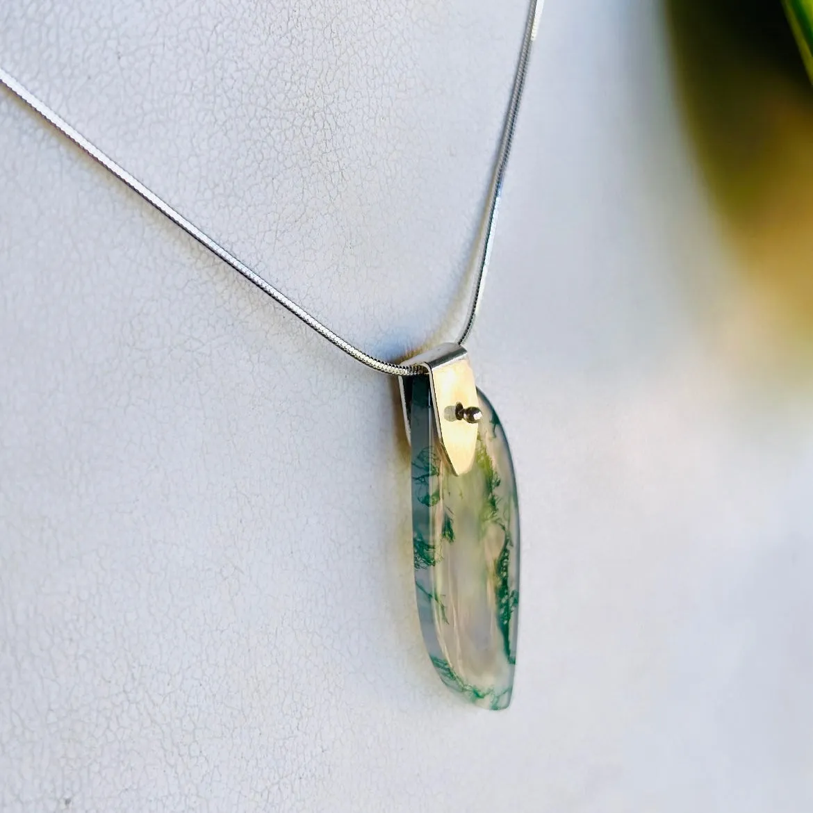 Fold necklace in moss agate